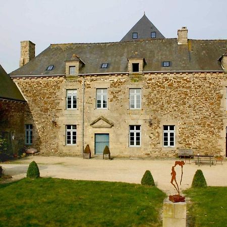 Gite Le Logis - Manoir Le Plessix Madeuc Corseul 外观 照片